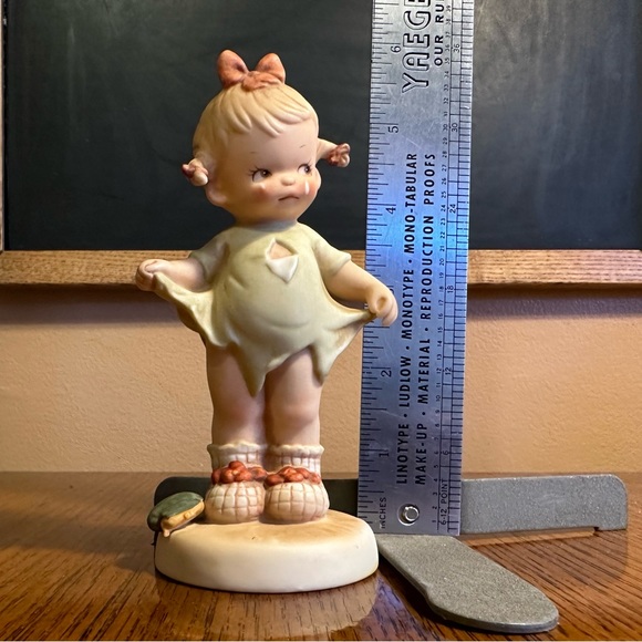 Memories Of Yesterday Mommy I Teared It Figurine Lucie Attwell Ltd 1987 - Picture 5 of 6